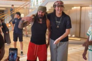 小“海”依人!张子宇与火箭众中锋合影高一头 亚当斯求单独合照~