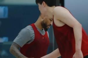 这一幕可太棒了!杨瀚森队内训练斜传连线利拉德三分轰进